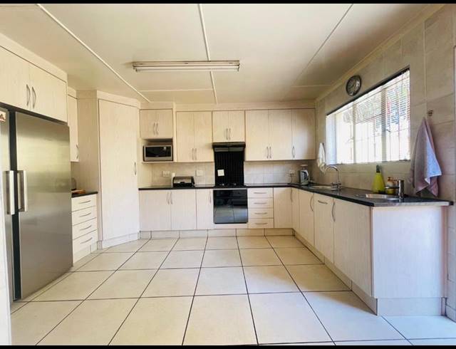 5 BEDROOM HOUSE FOR SALE IN PRIMROSE